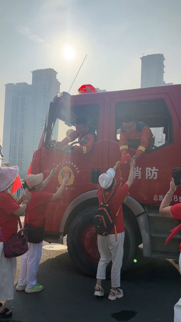 靠谱配 连夜准备红鸡蛋、缝制鞋垫 贵州榕江群众送别最后一批救援队